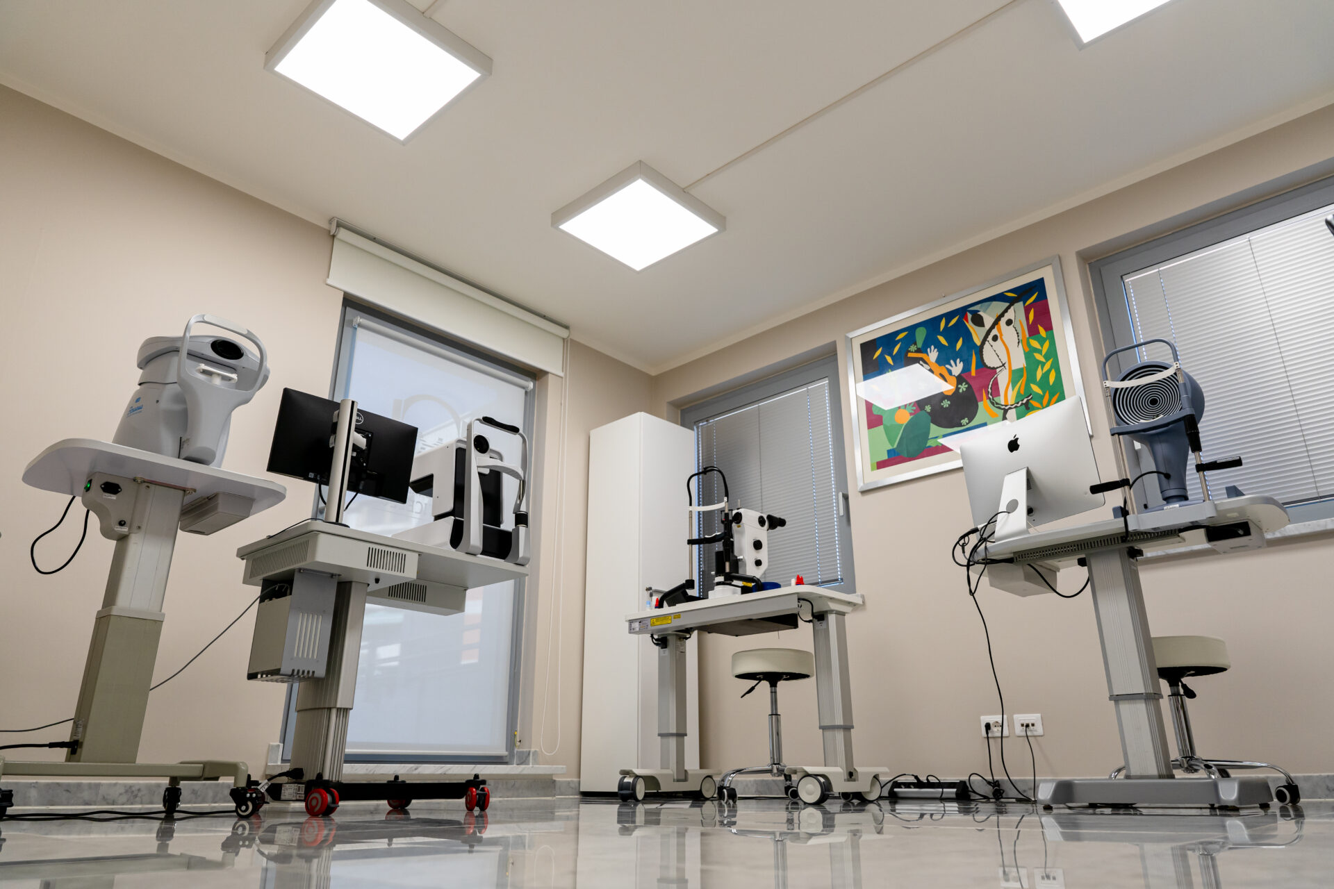 Sala di diagnostica oculistica della Ponticello Eye Clinic a Massa