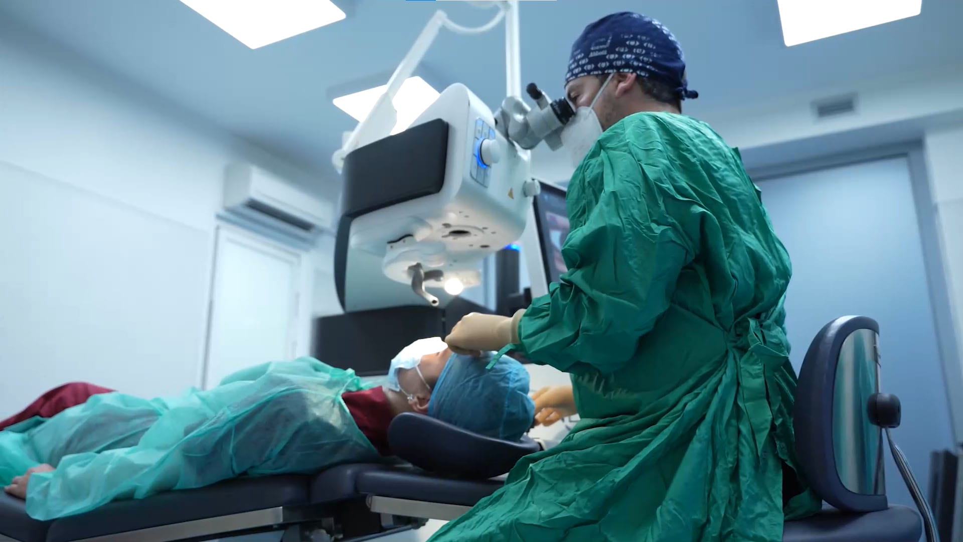 Intervento di chirurgia oculistica nella sala operatoria di Ponticello Eye Clinic